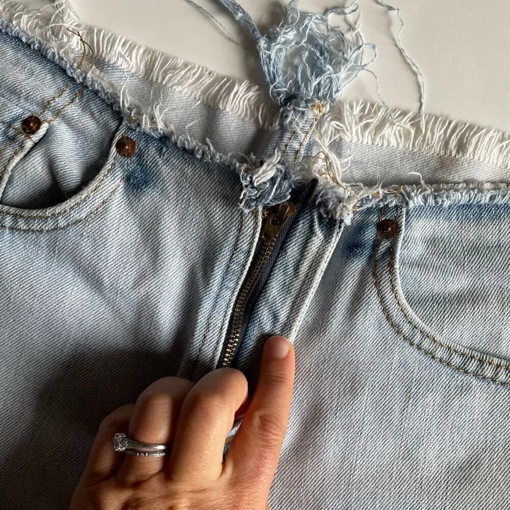 LEVI’S | high rise distressed light denim cut off jean shorts 28